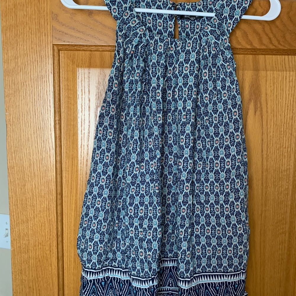 Sleeveless patterned shirt